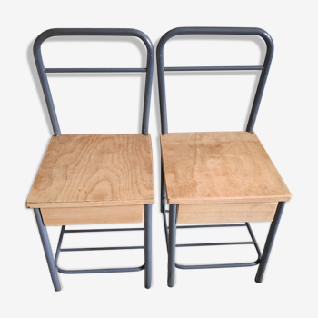 Chevets d'internat chaises des années 50, structure métal gris, bois brut