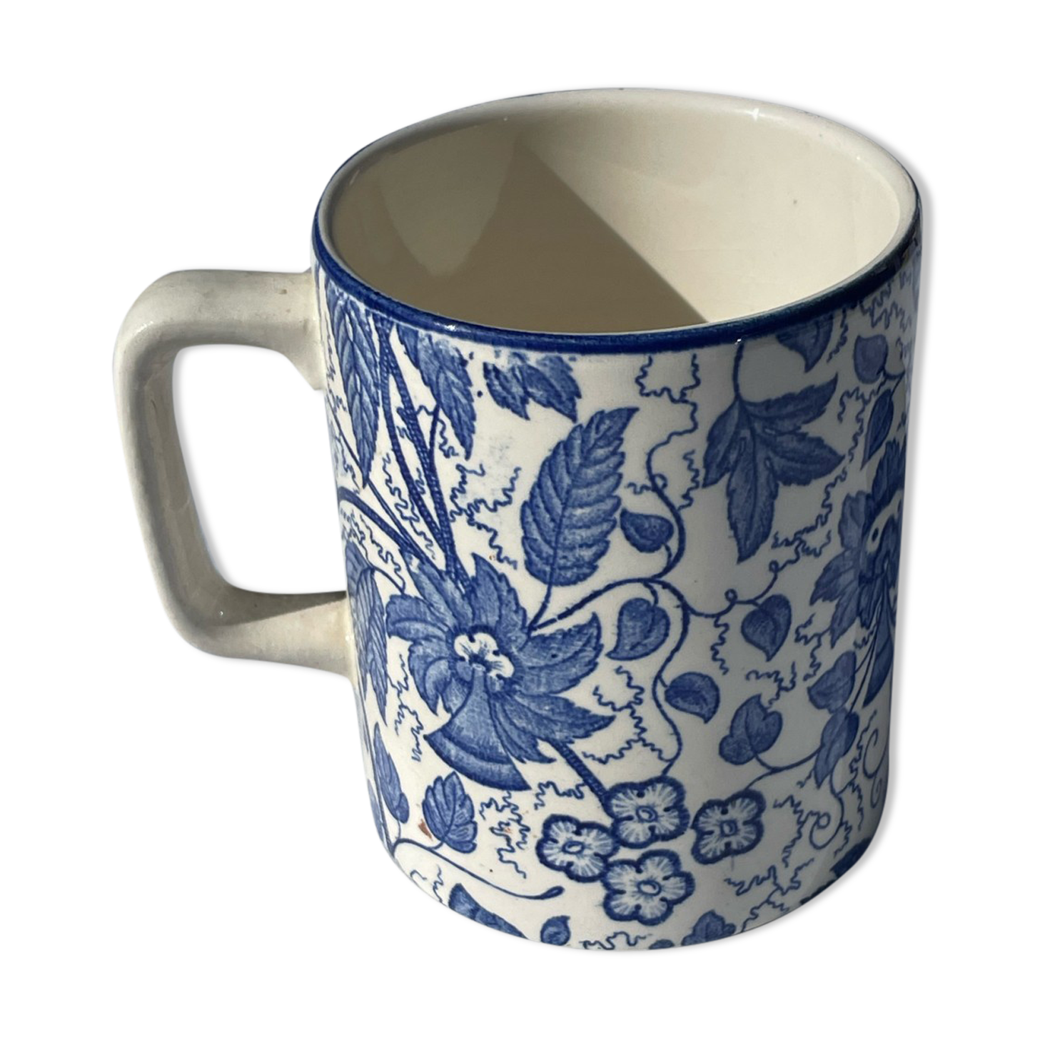Mug cup with foliage decoration
