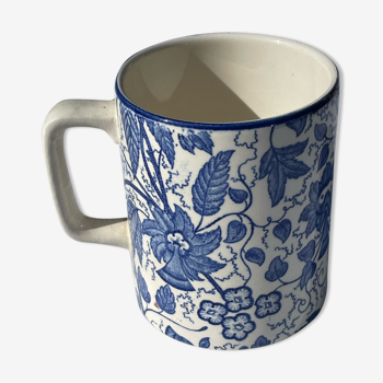 Mug cup with foliage decoration