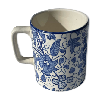 Mug cup with foliage decoration