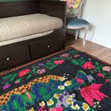 Tapis roumain en laine noire avec un panier de fleurs colorées