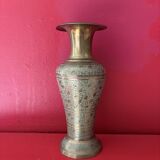 Vase en laiton indien gravé