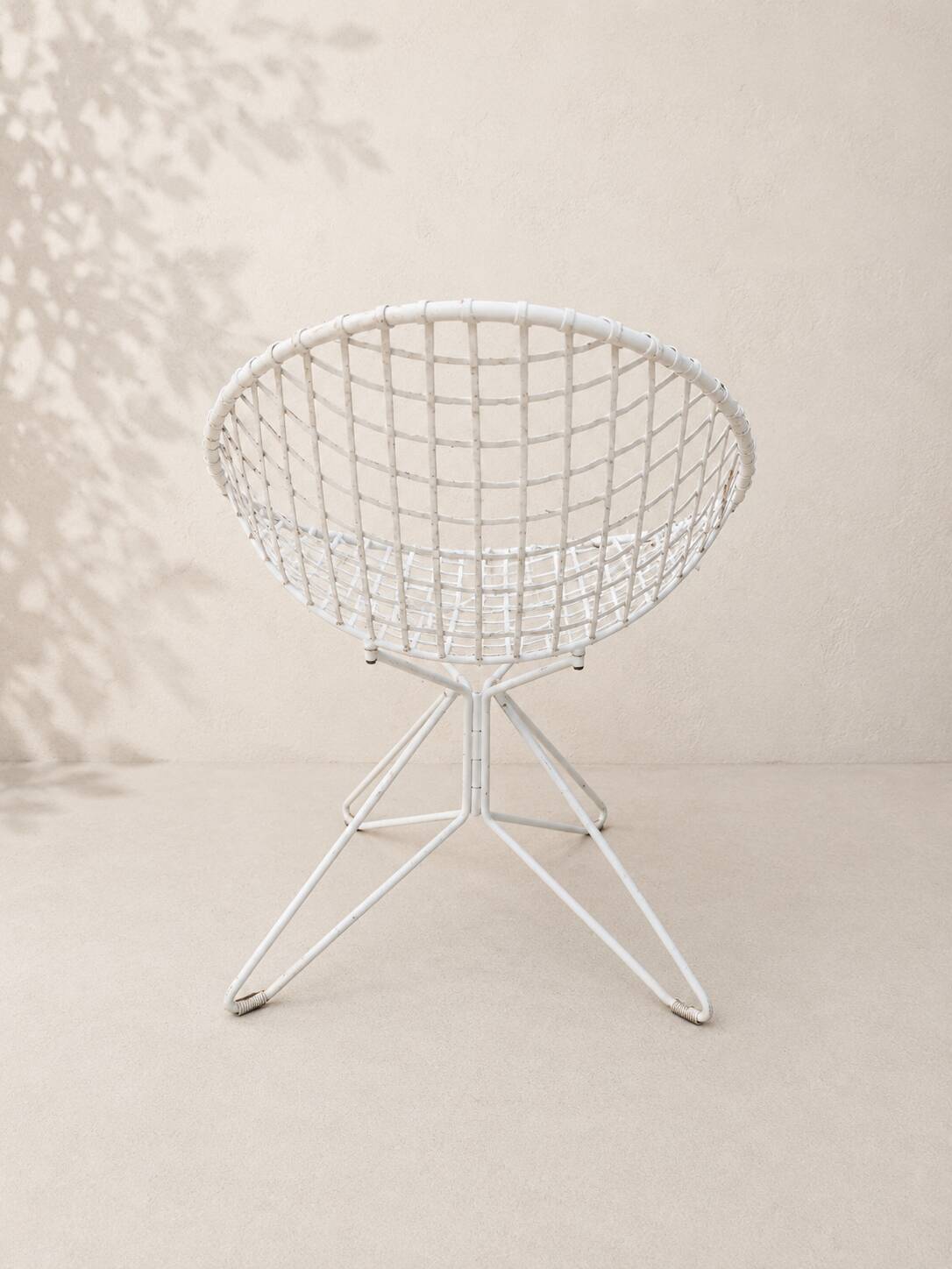 Fauteuil vintage en treillis d'acier laqué blanc – design moderniste