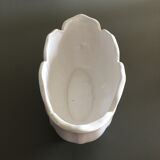 White scalloped gardener