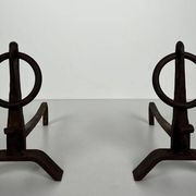 Paire de Chenets Modernistes en Fer Forgé à Anneaux de Couronnement et Base