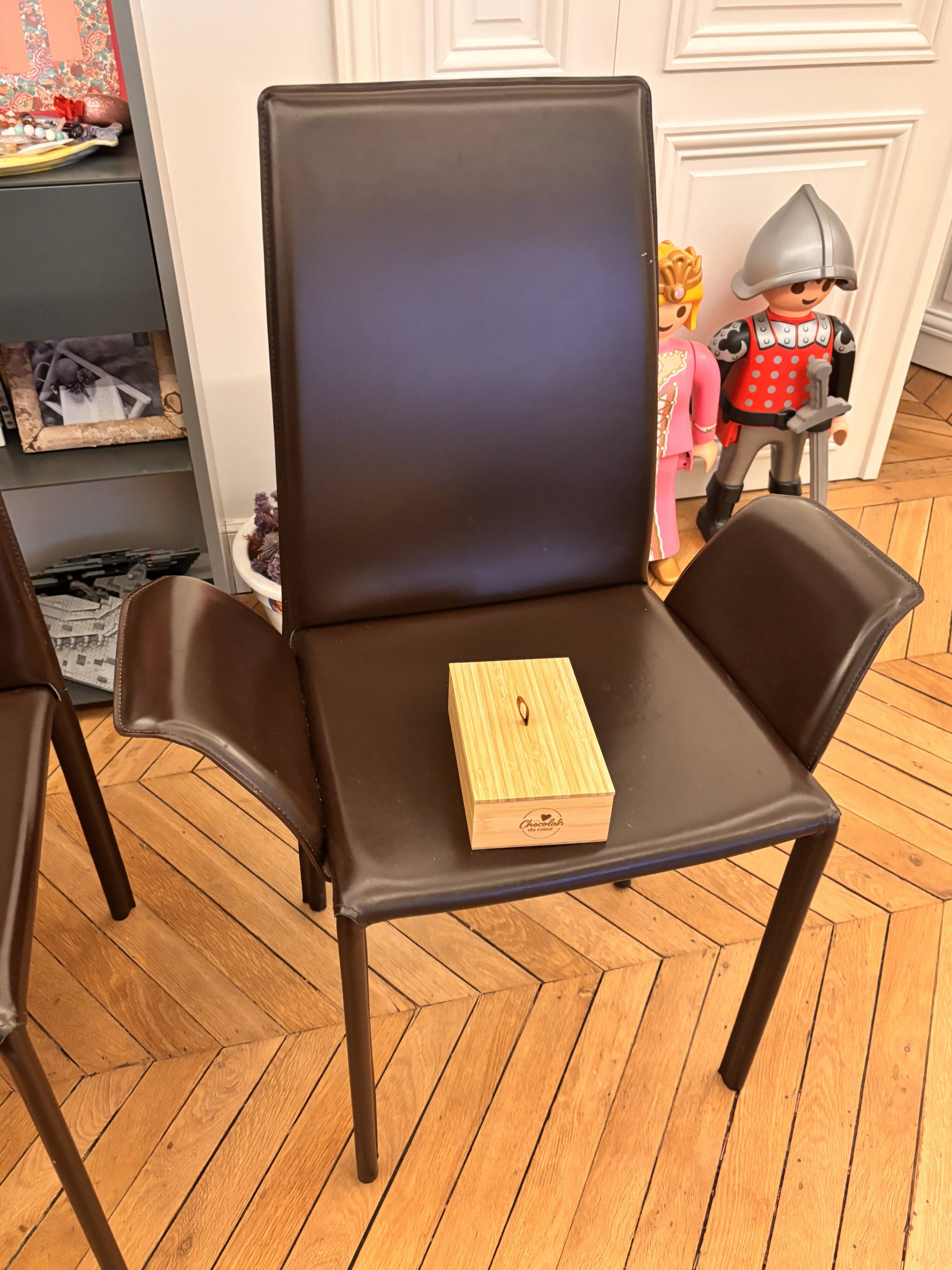 Many brown leather chairs "Roche Bobois"