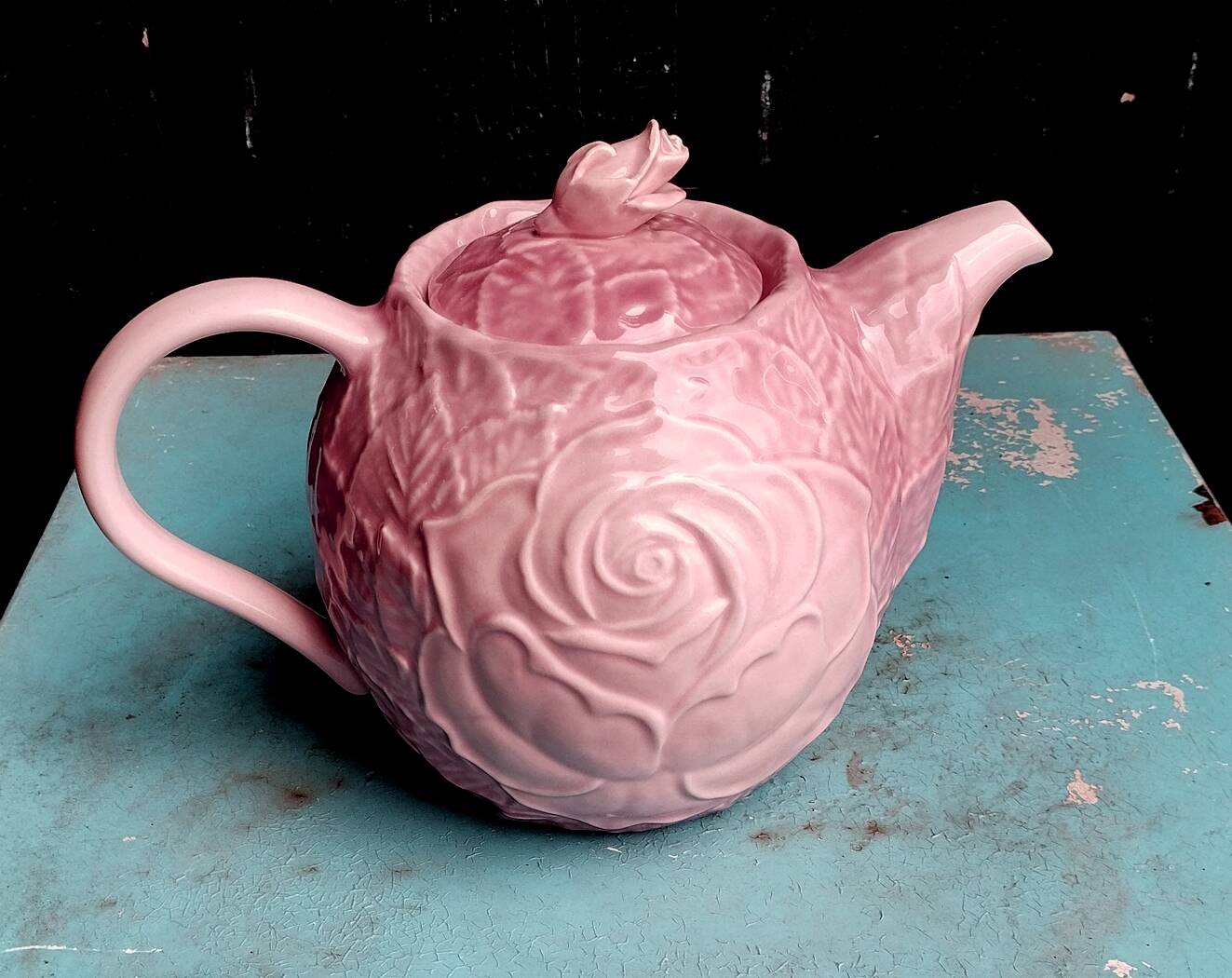 Théière en barbotine rose