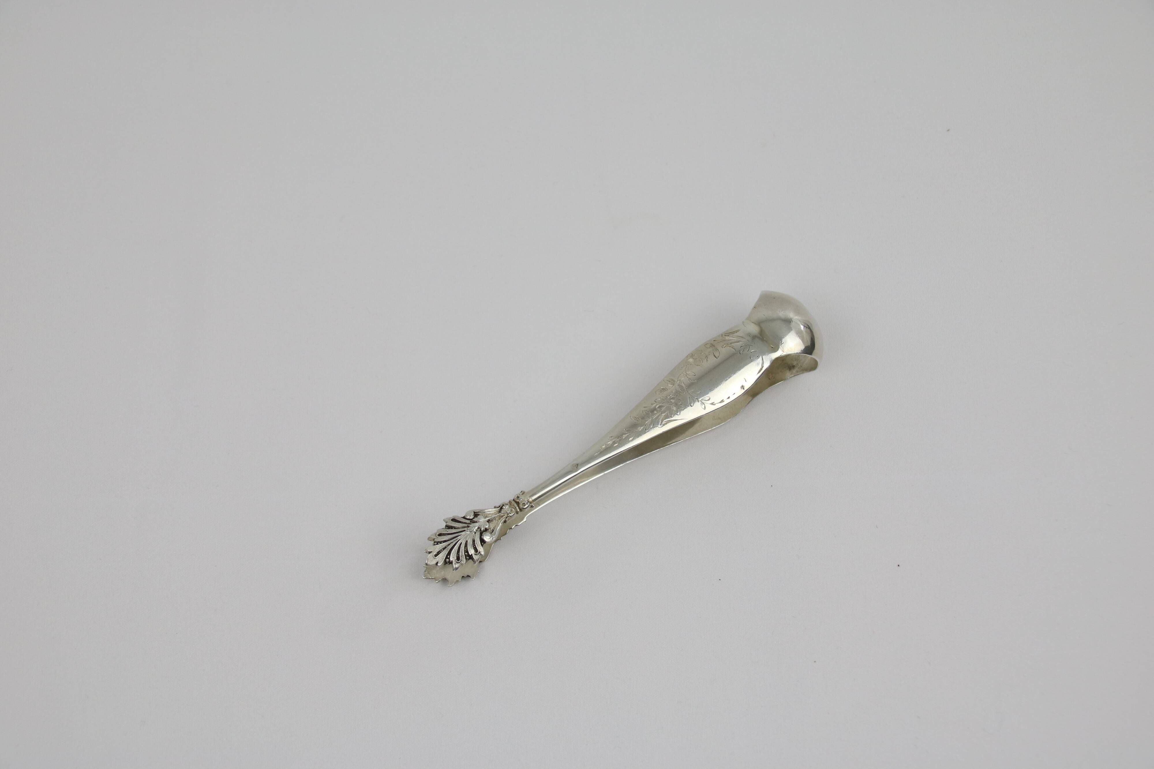 Acanthus-leaf sugar pinch in solid silver acanthus leaf