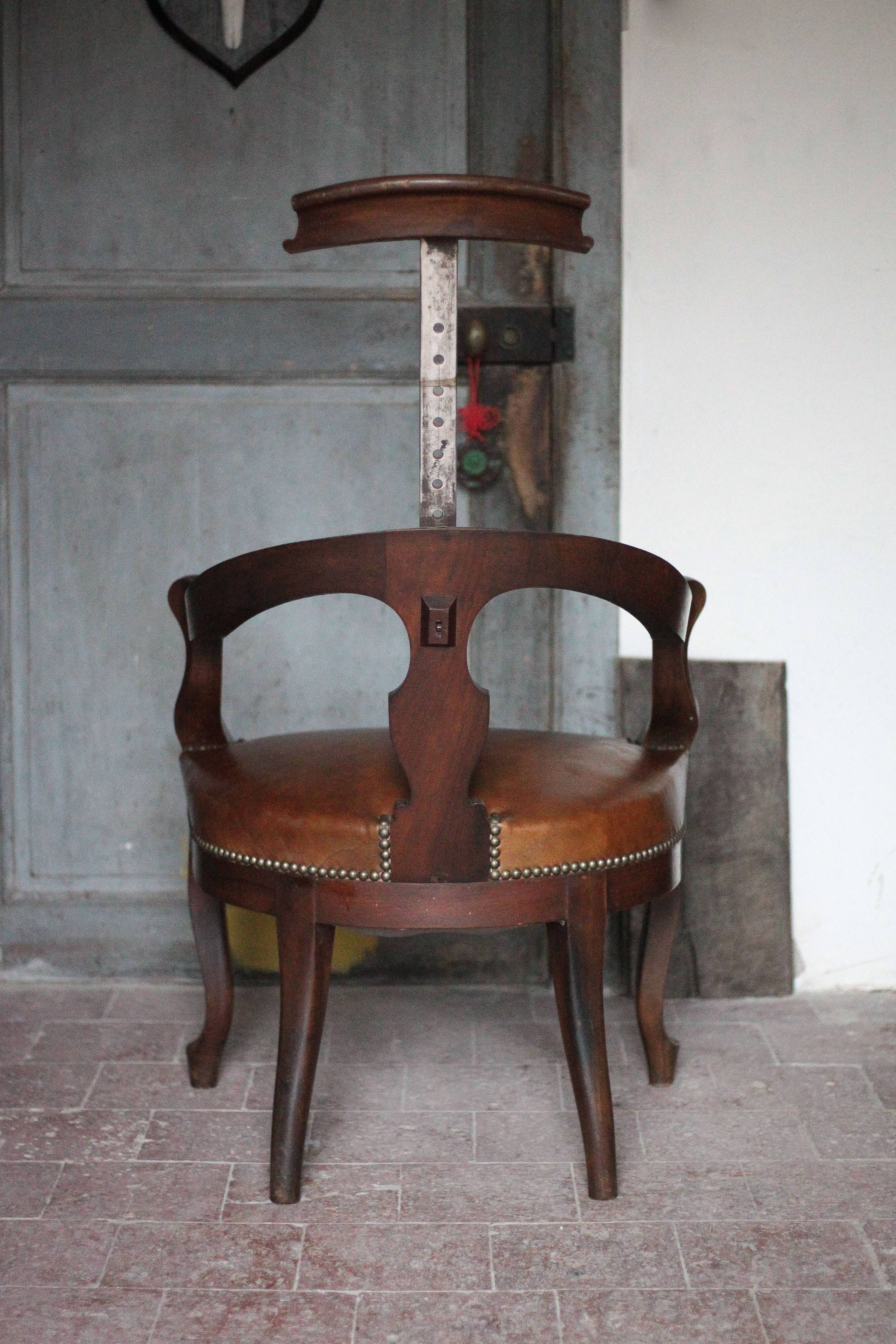 Barber chair in wood and leather with adjustable headrest, office chair.