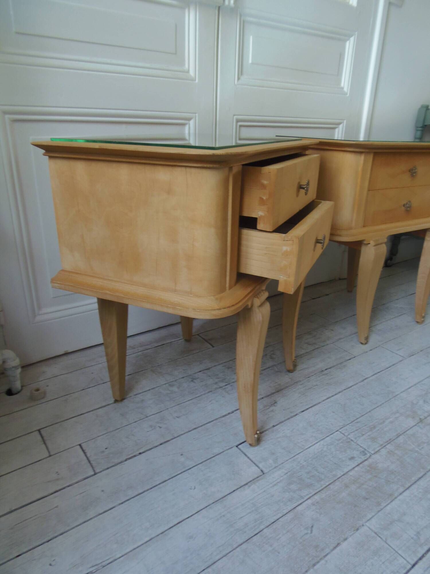 Paire de chevets vintages en bois brut , plateaux miroir.