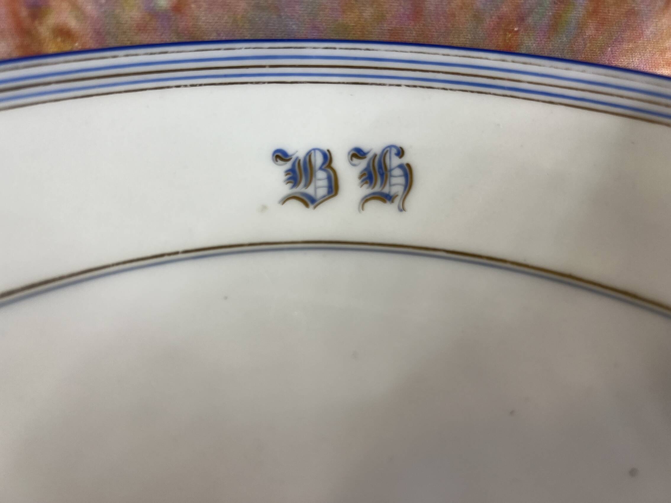 Flat compotier on foot monogrammed BH white and blue