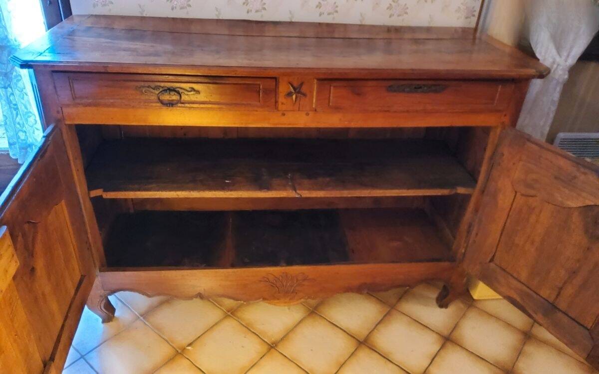 Rustic or authentic country buffet with beautiful sculptures.