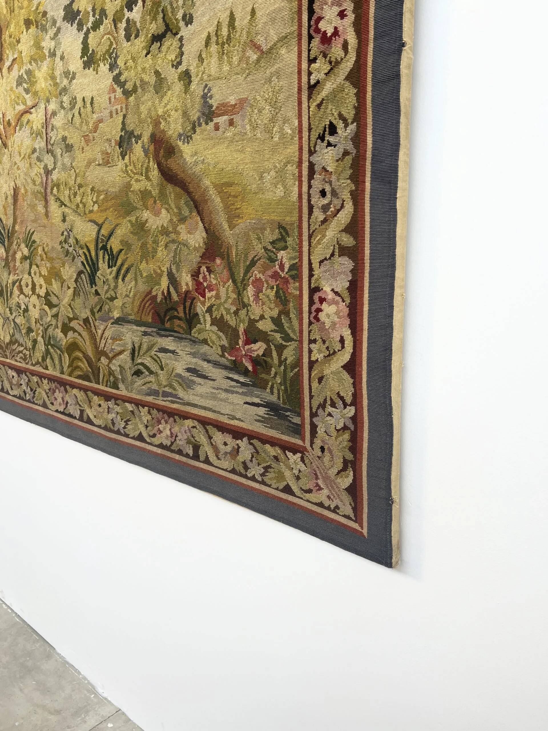 Tapisserie verdure dans le goût d’Aubusson sur châssis (214 x 176 cm)