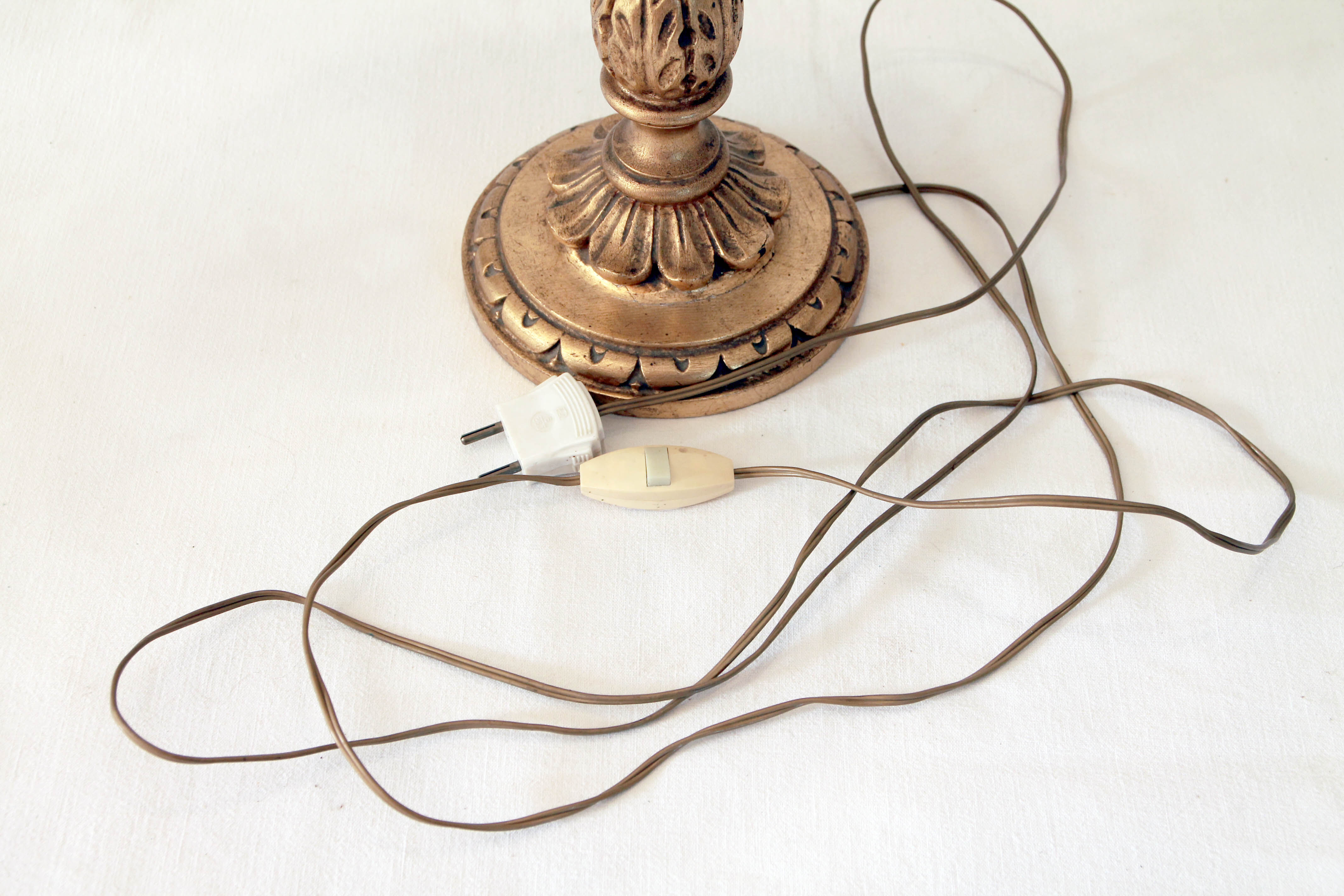 Lampe en bois doré