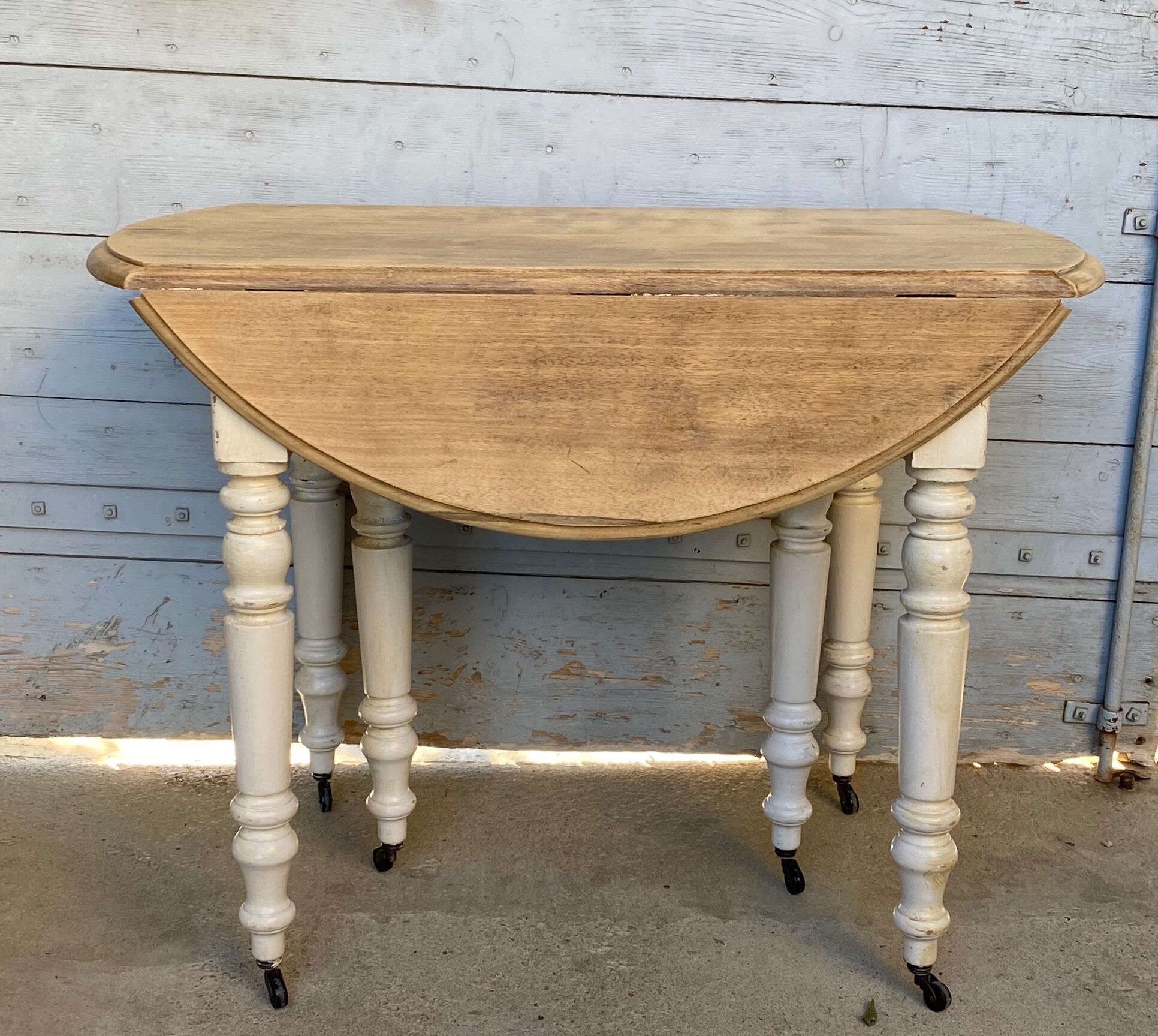 Round table with flap and extension