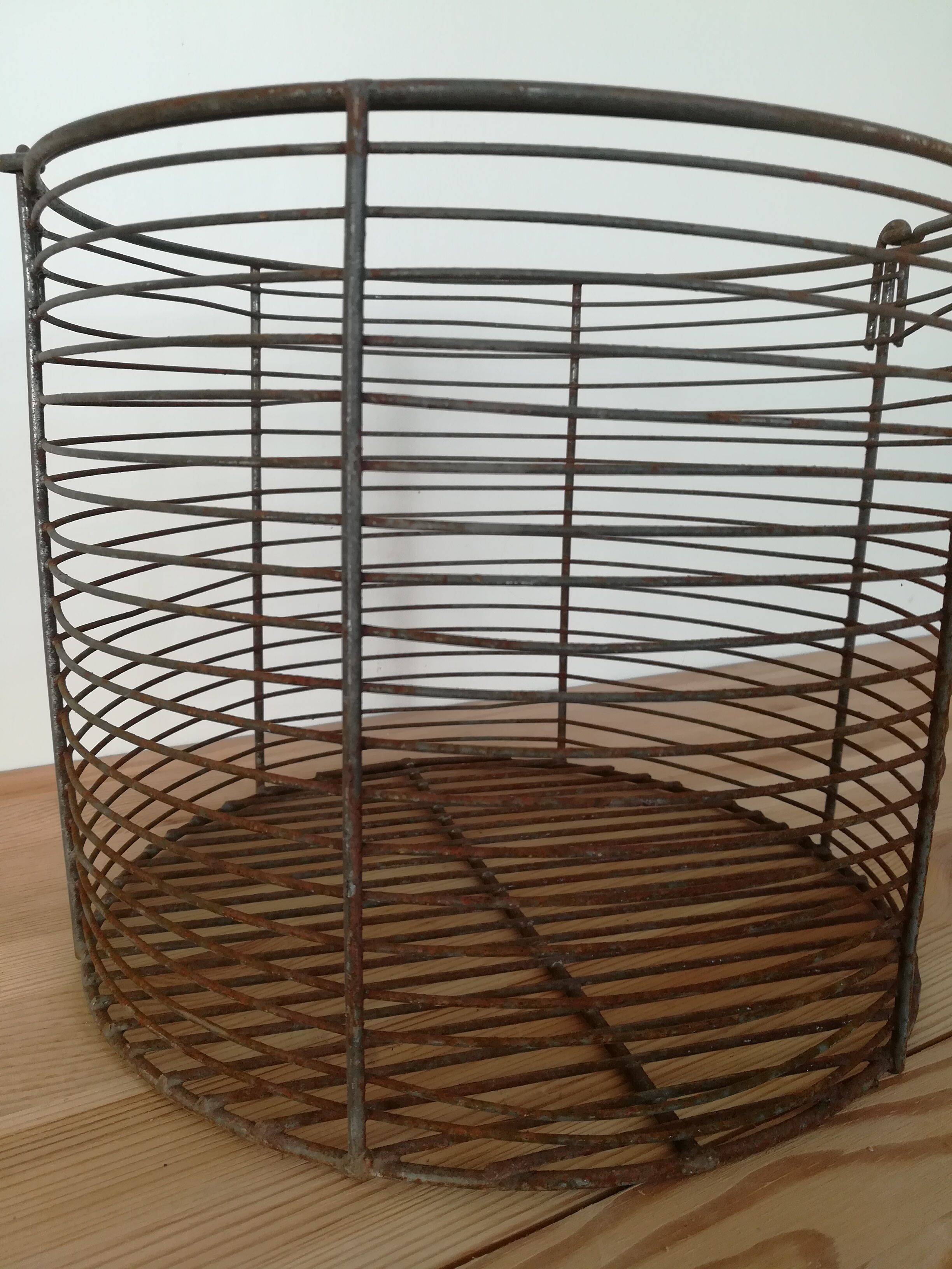 Round basket in vintage mesh metal