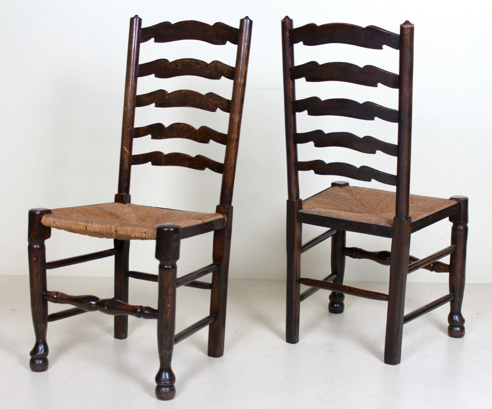 Six chaises de pays du début du 20e siècle