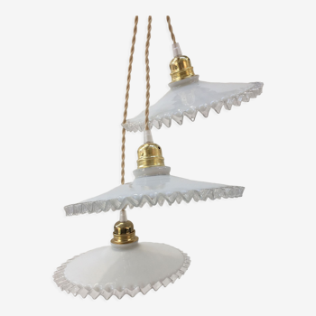 Trio de suspensions vintage en opaline blanche à bords dentelés transparents