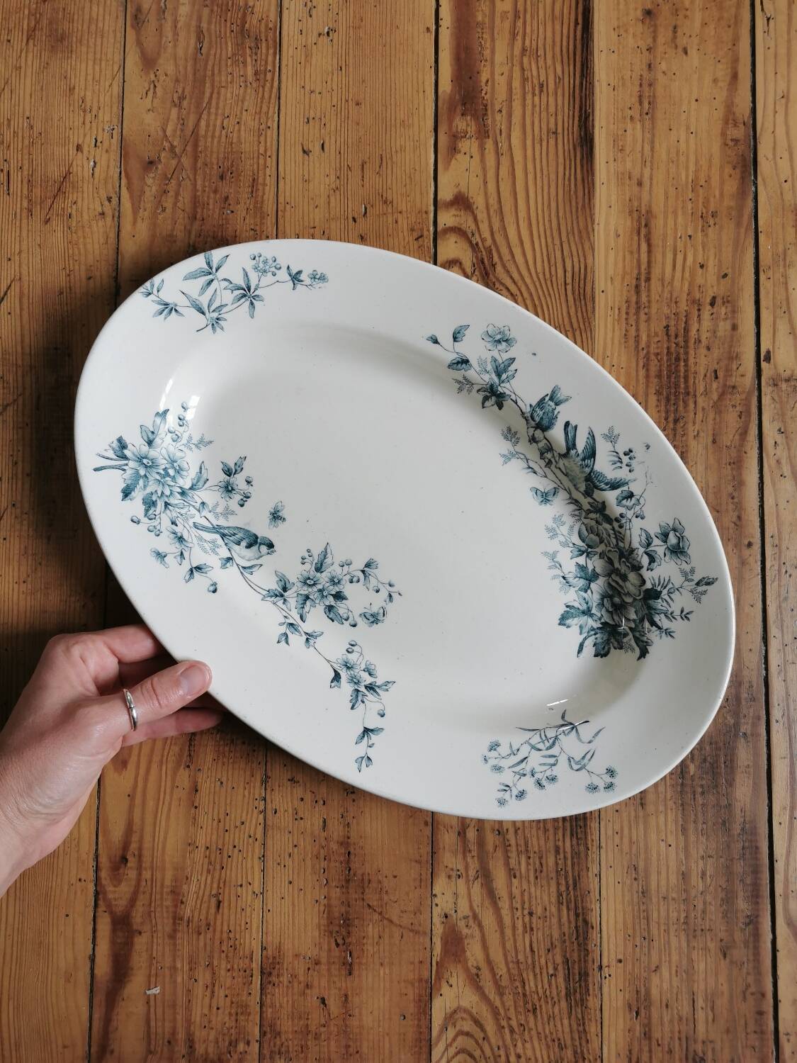 Plat de Service Ovale Antique en Porcelaine Peinte à la Main avec Oiseaux de Chasse de Limoges en vente sur
