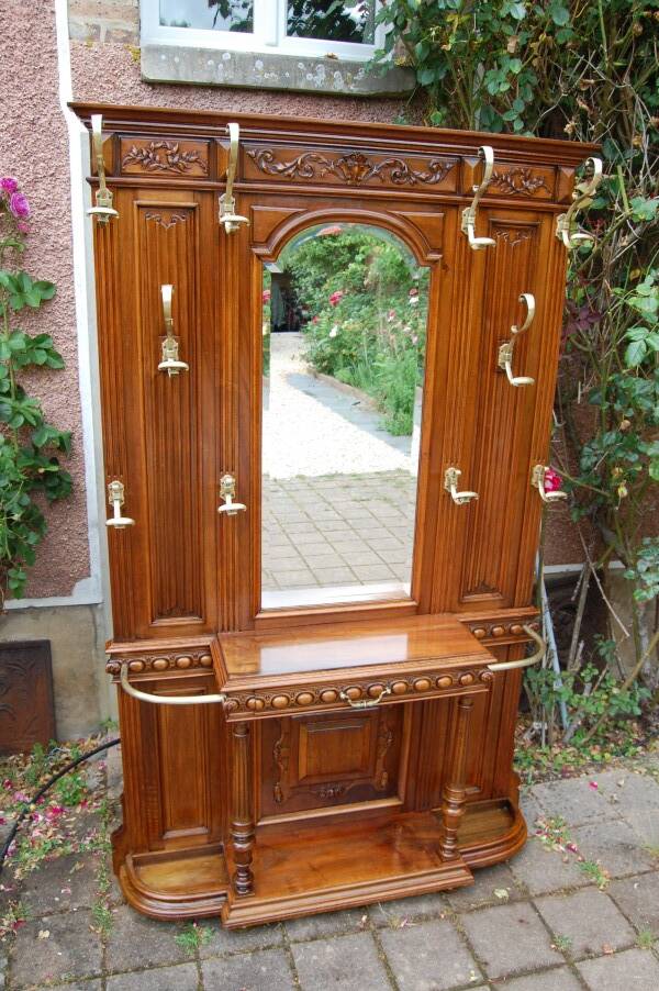 Napoleon III wardrobe in walnut from the late 19th century.