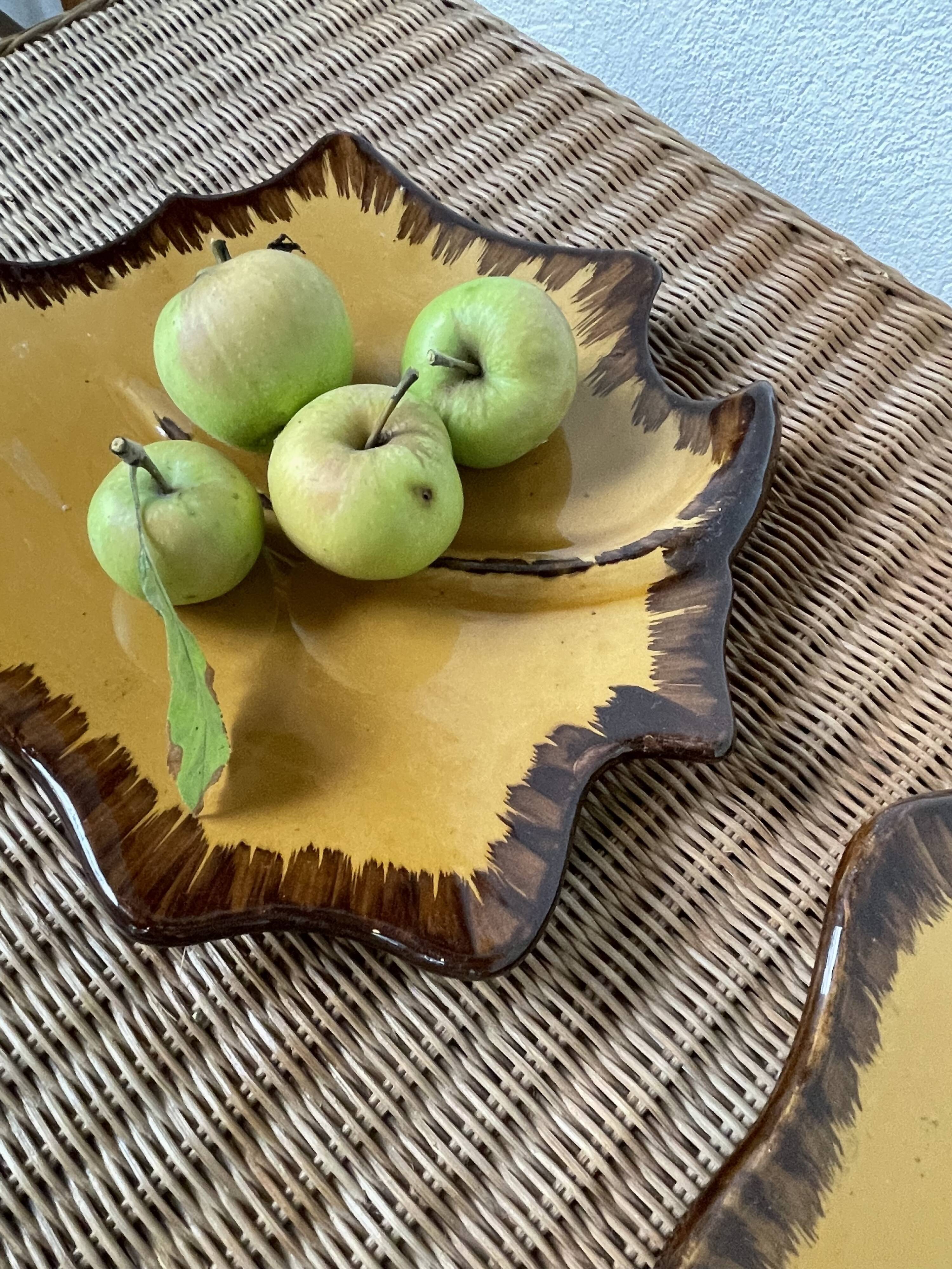 2 assiettes « feuille » céramique jaune