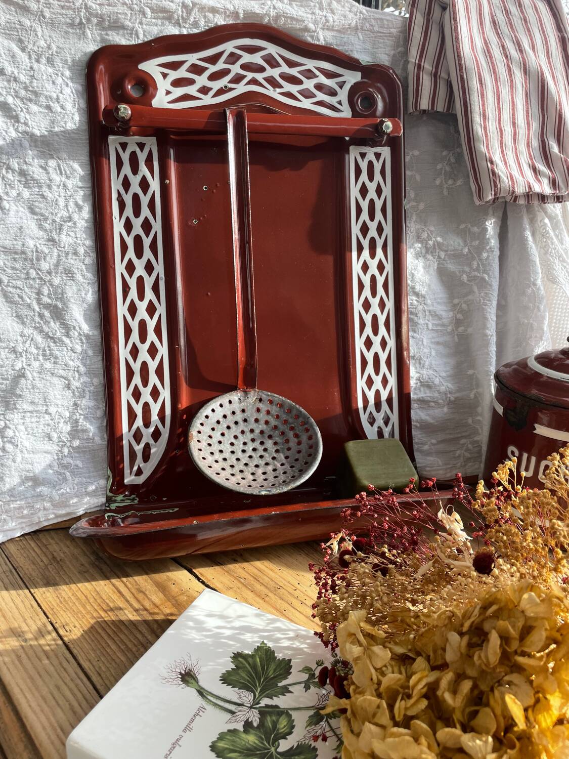 Enamelled kitchen sheet metal plate