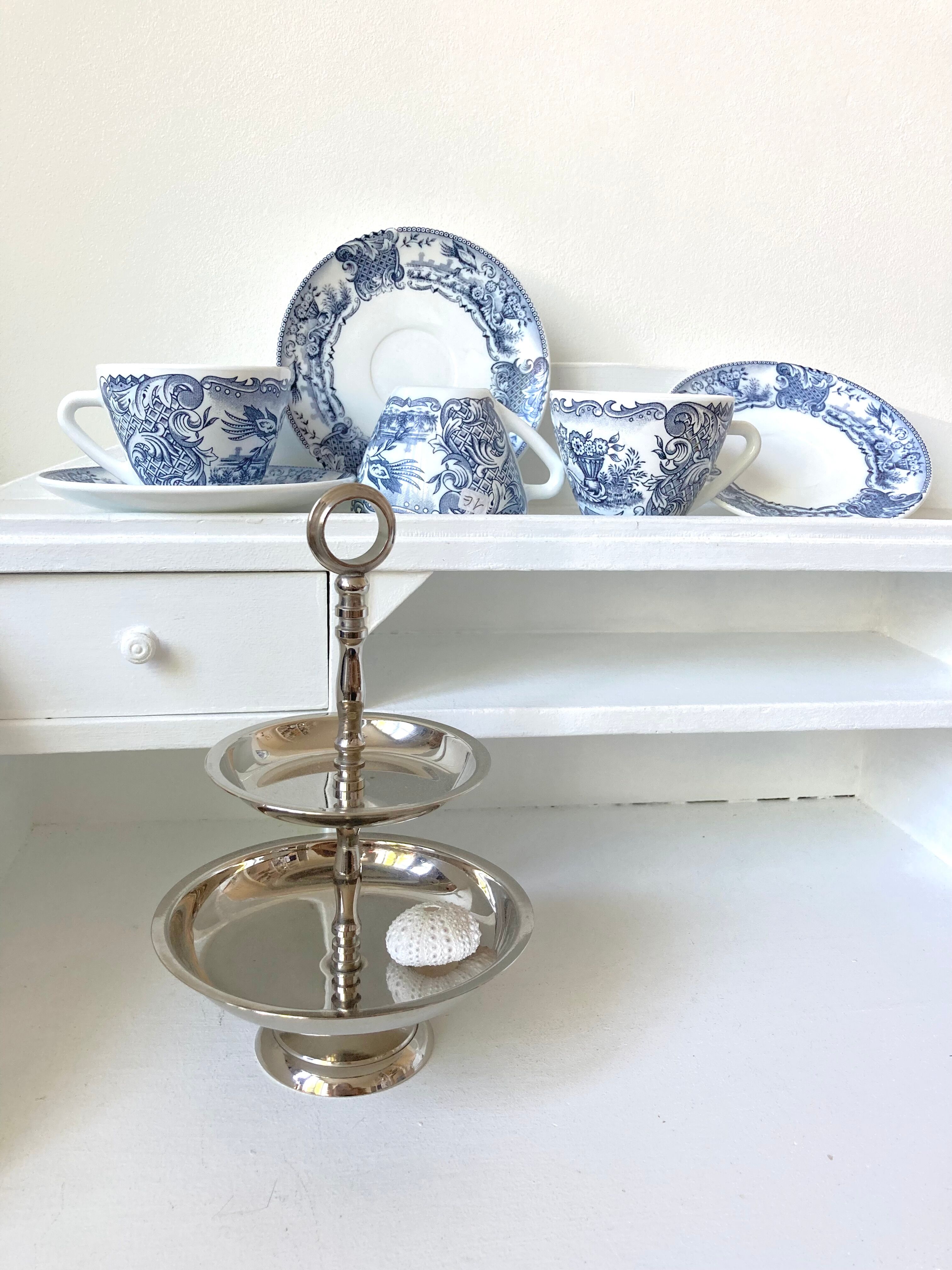 Two-tray display servant