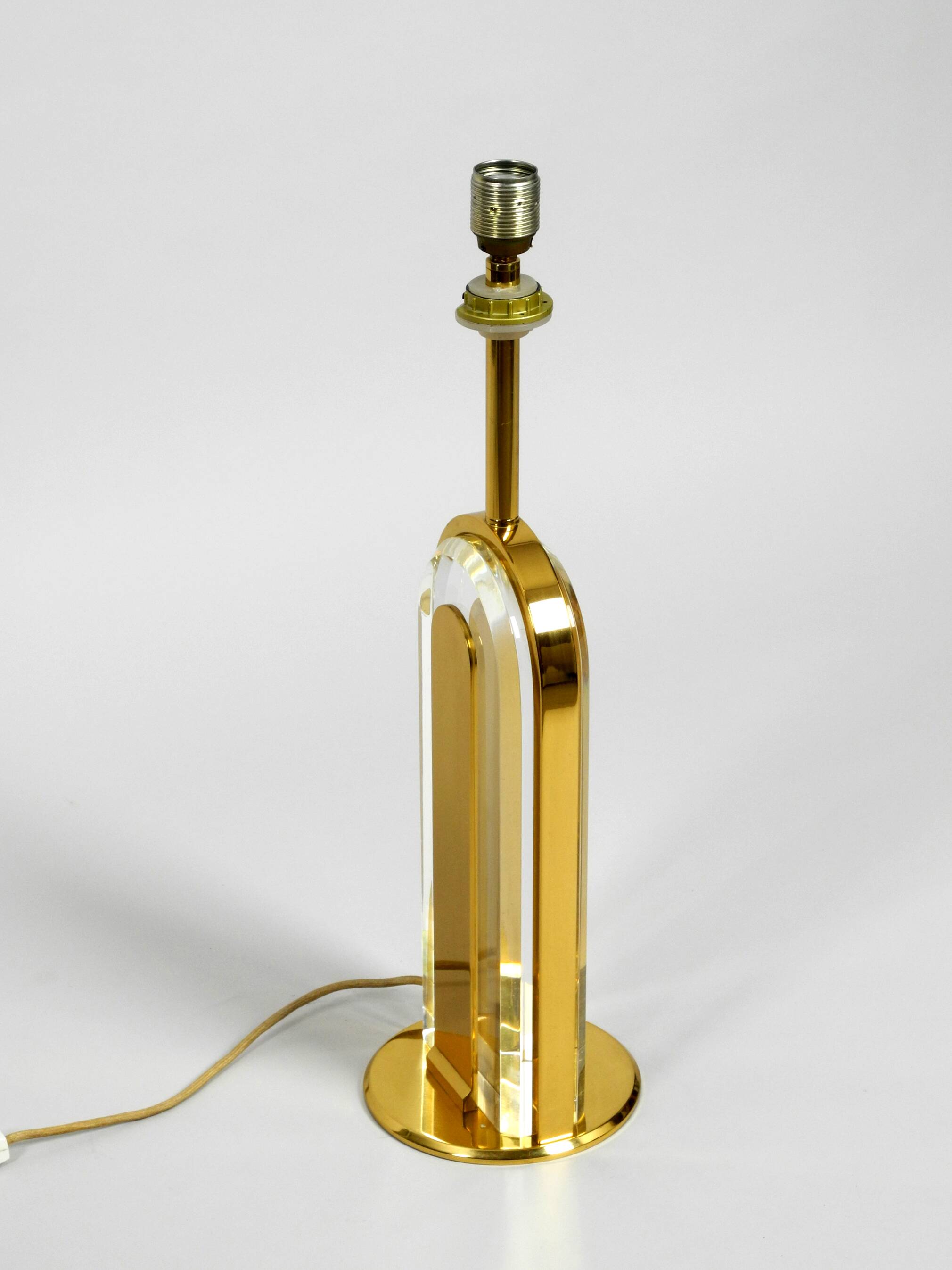Lampe de table en verre et laiton XXL des années 1970 de la collection Vereinigte Werkstätten.