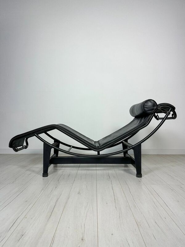 Chaise longue vintage 'LC4' par Le Corbusier, Pierre Jeanneret et Charlotte Perriand pour Cassina – édition entièrement noire