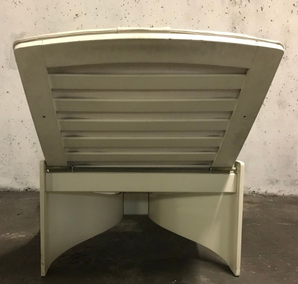 Leather chaise longue