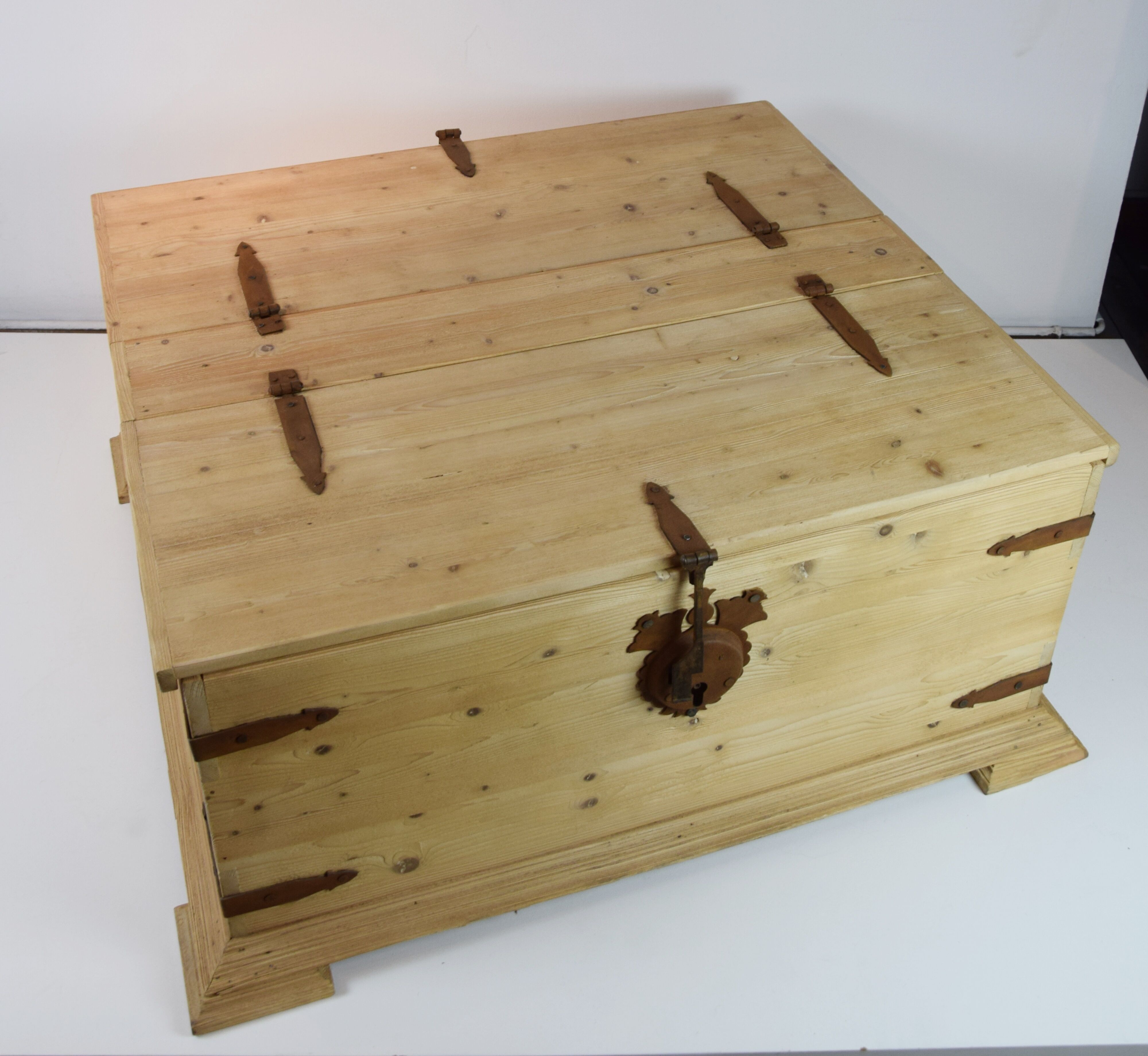 Coffee table chest