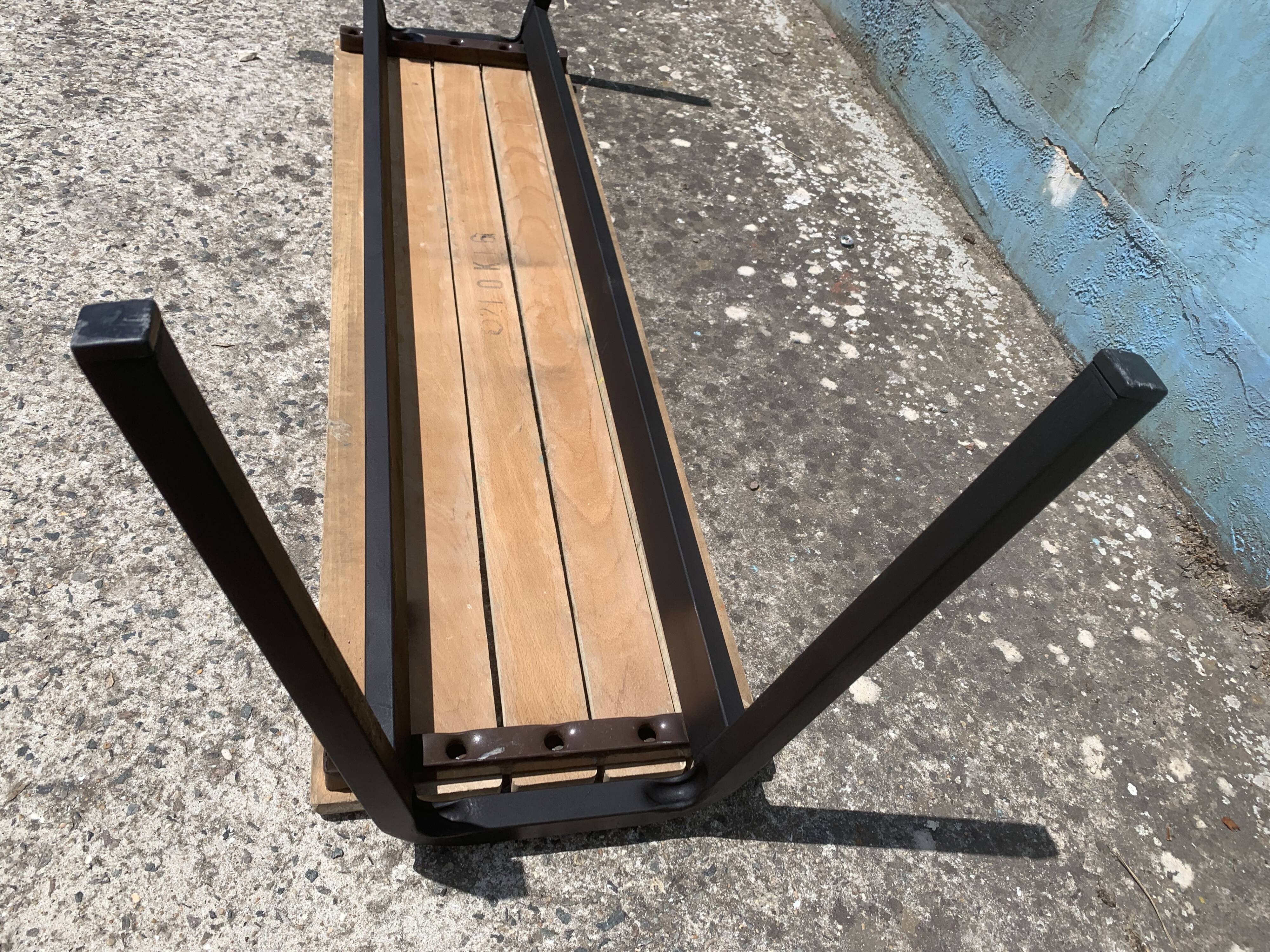 Banc ancien d’ecole industriel