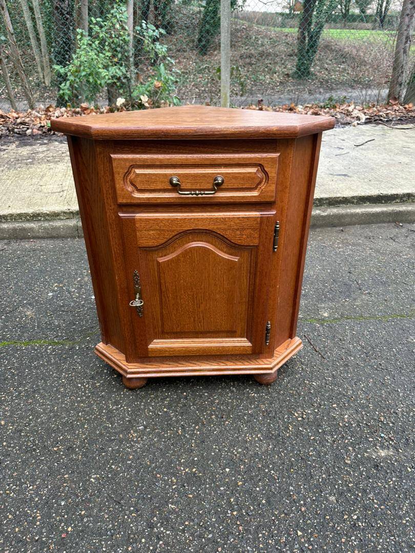 Wooden corner TV cabinet in solid wood, Louis XIV style.