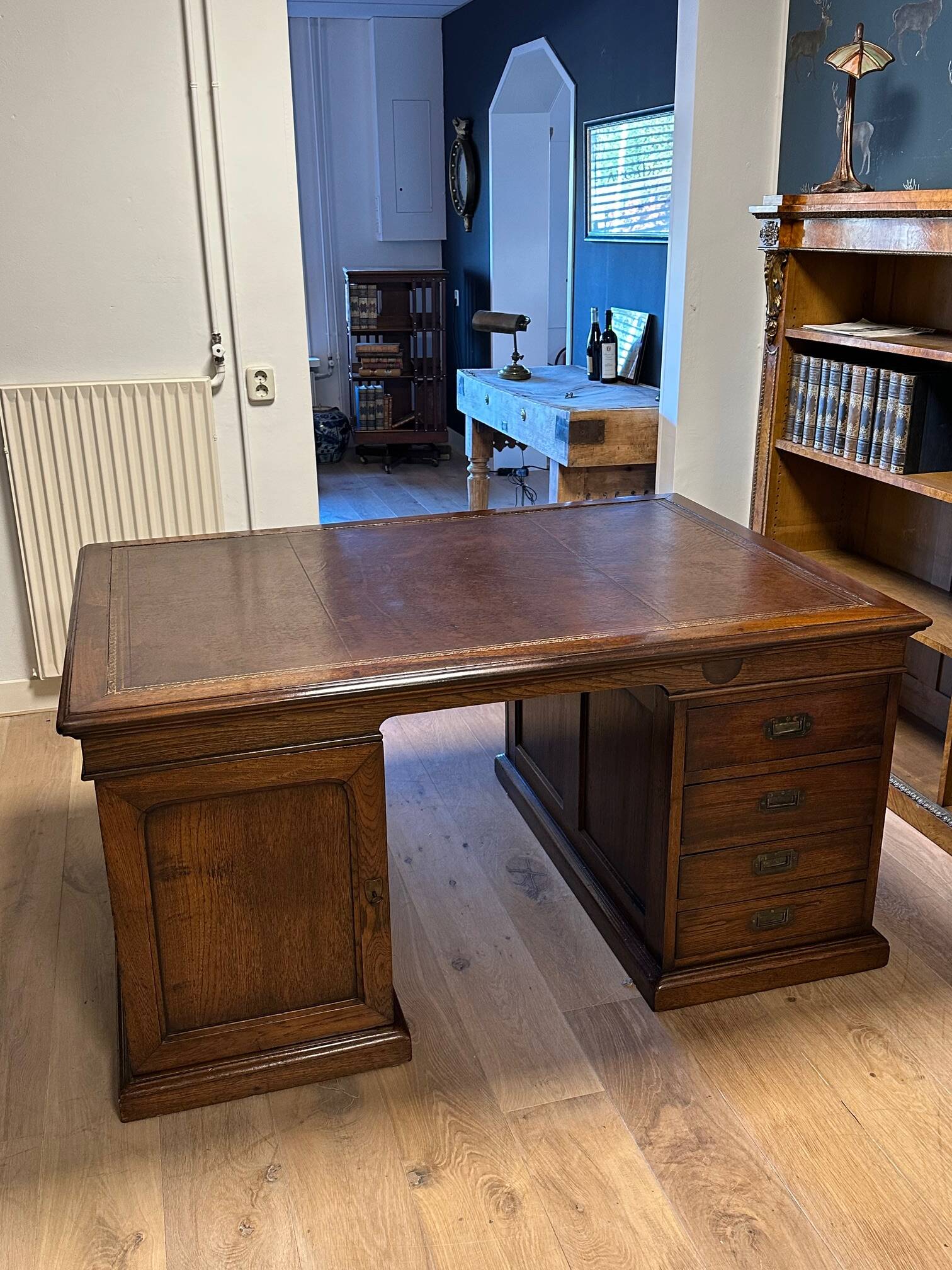 Antique English partnerdesk