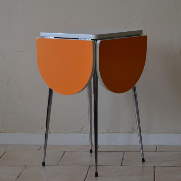 Entire table folding and stools orange and white formica 60s
