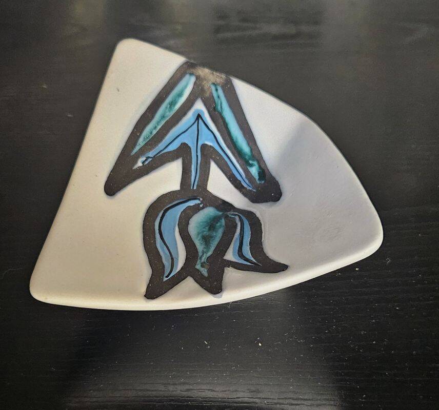 CAPRON - Small Trilobed Cup with Blue Tulip Decor M13