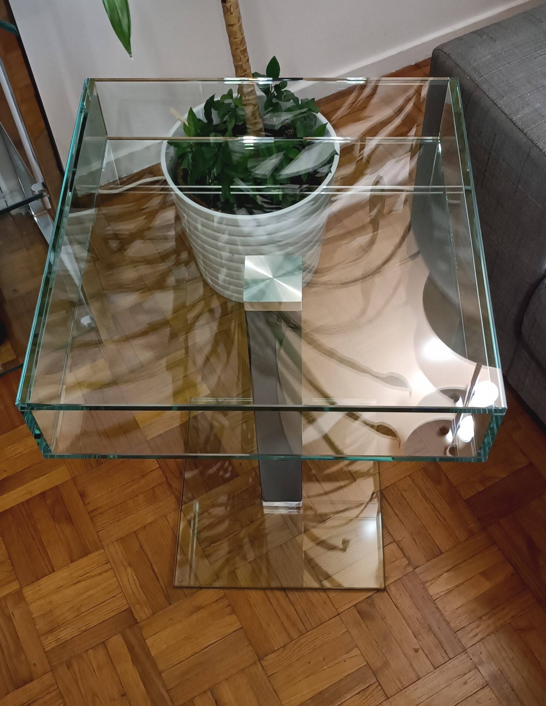 Very beautiful Marais International design pedestal table in 10mm clear glass
