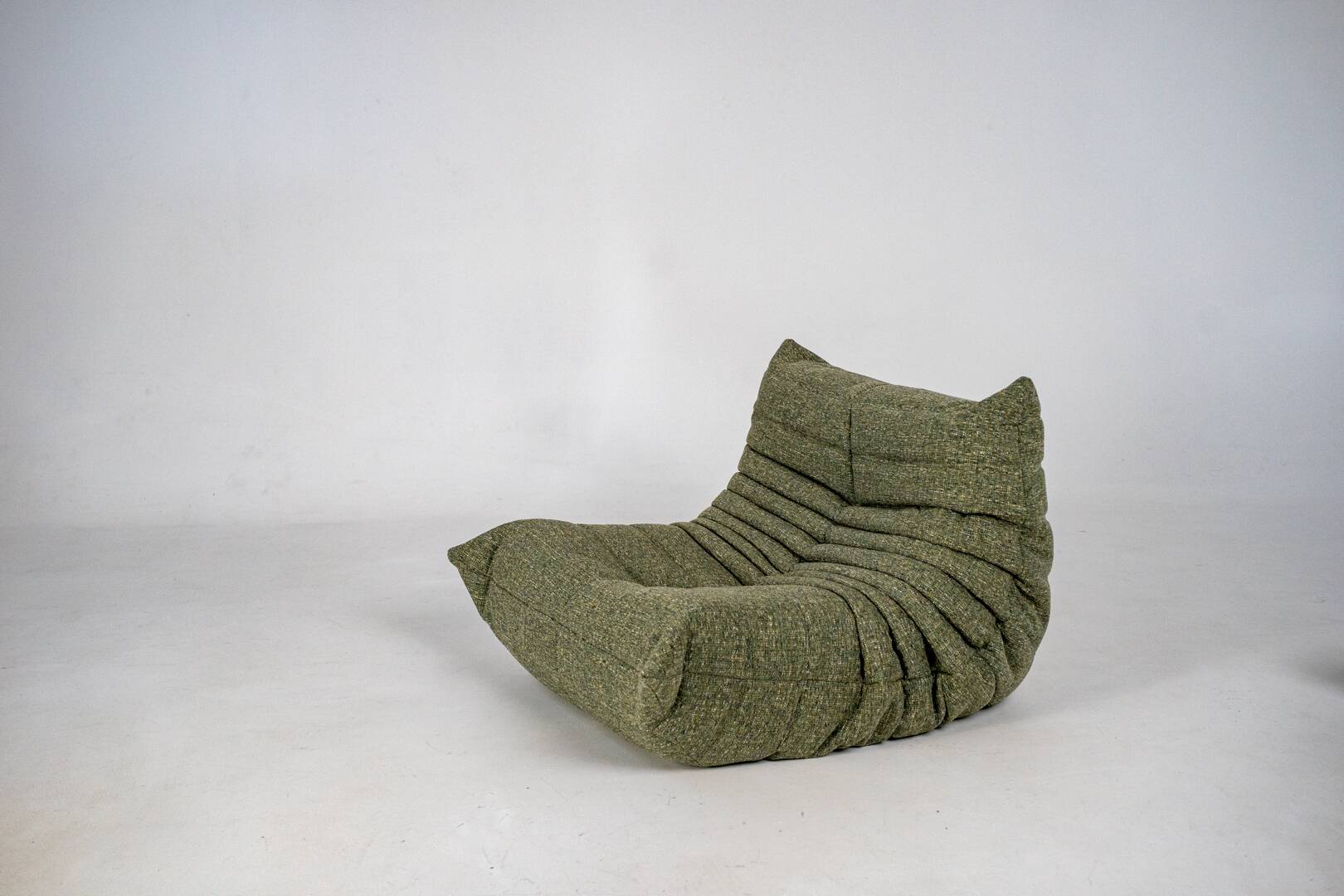 Fauteuil et pouf Togo en tweed émeraude
