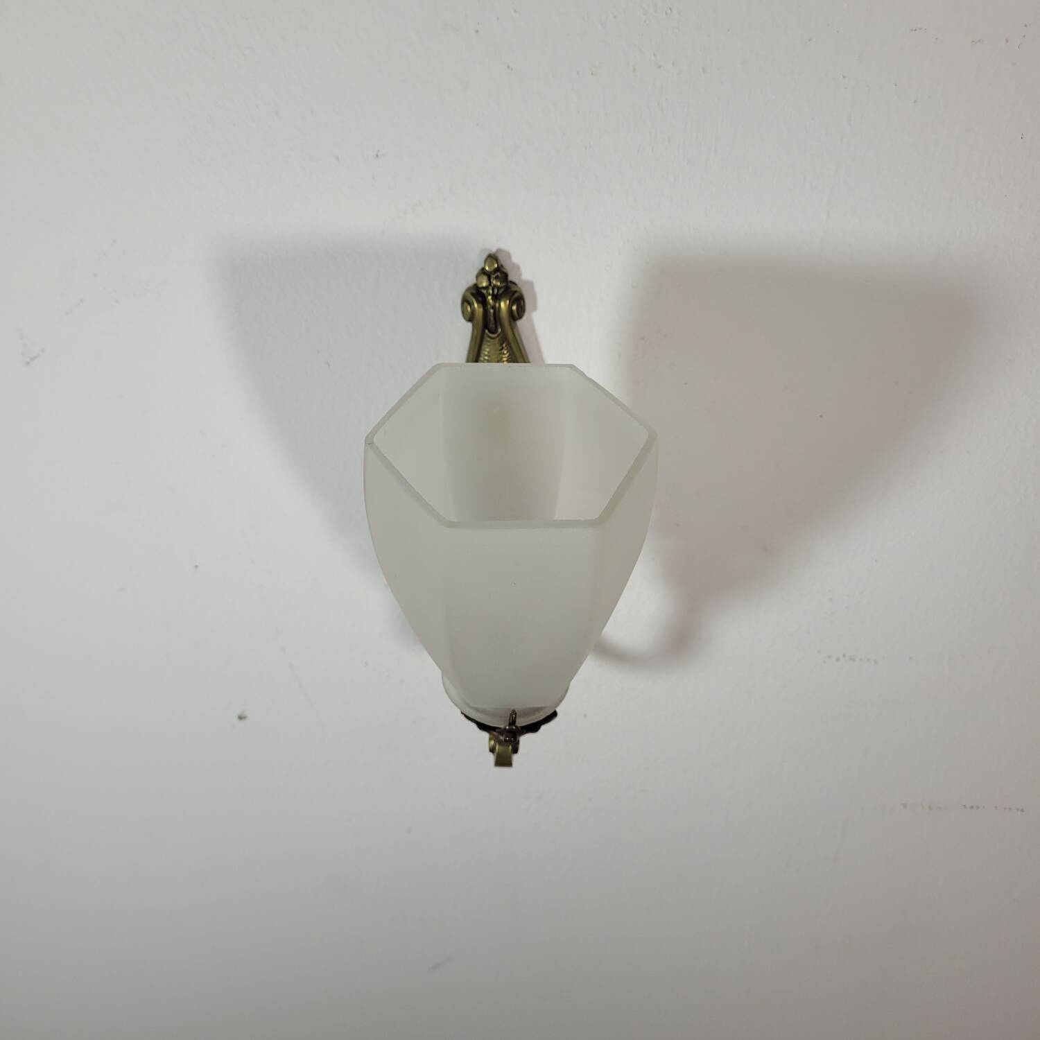 Vintage wall lamp in brass and frosted glass 1950s
