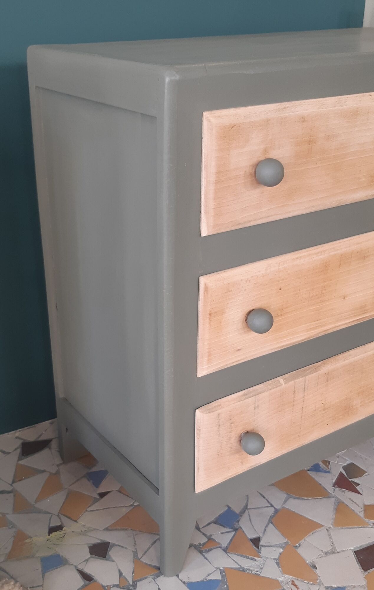 Vintage wood and khaki chest of drawers