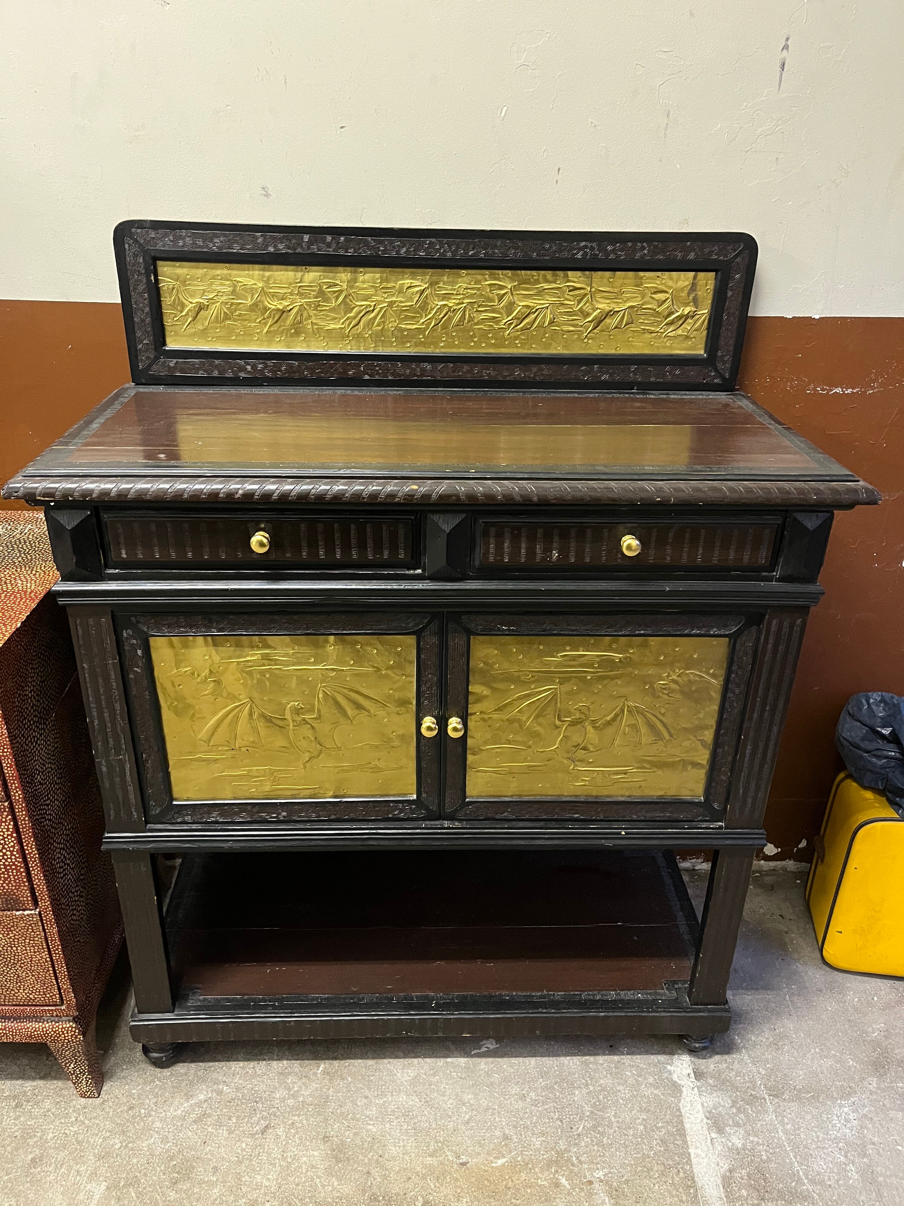 2-door sideboard with bat bronze plates