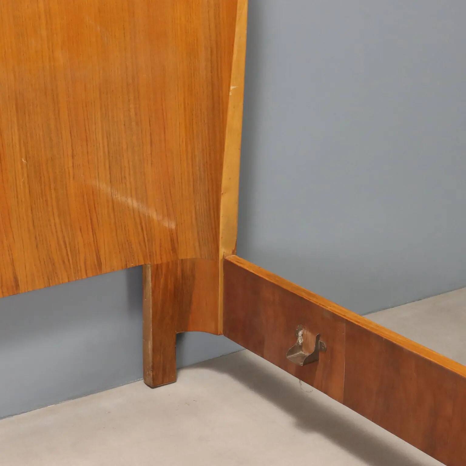 Double bed vintage in walnut veneer, design, Italy, 1950s