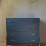 Chest of drawers on wooden frame