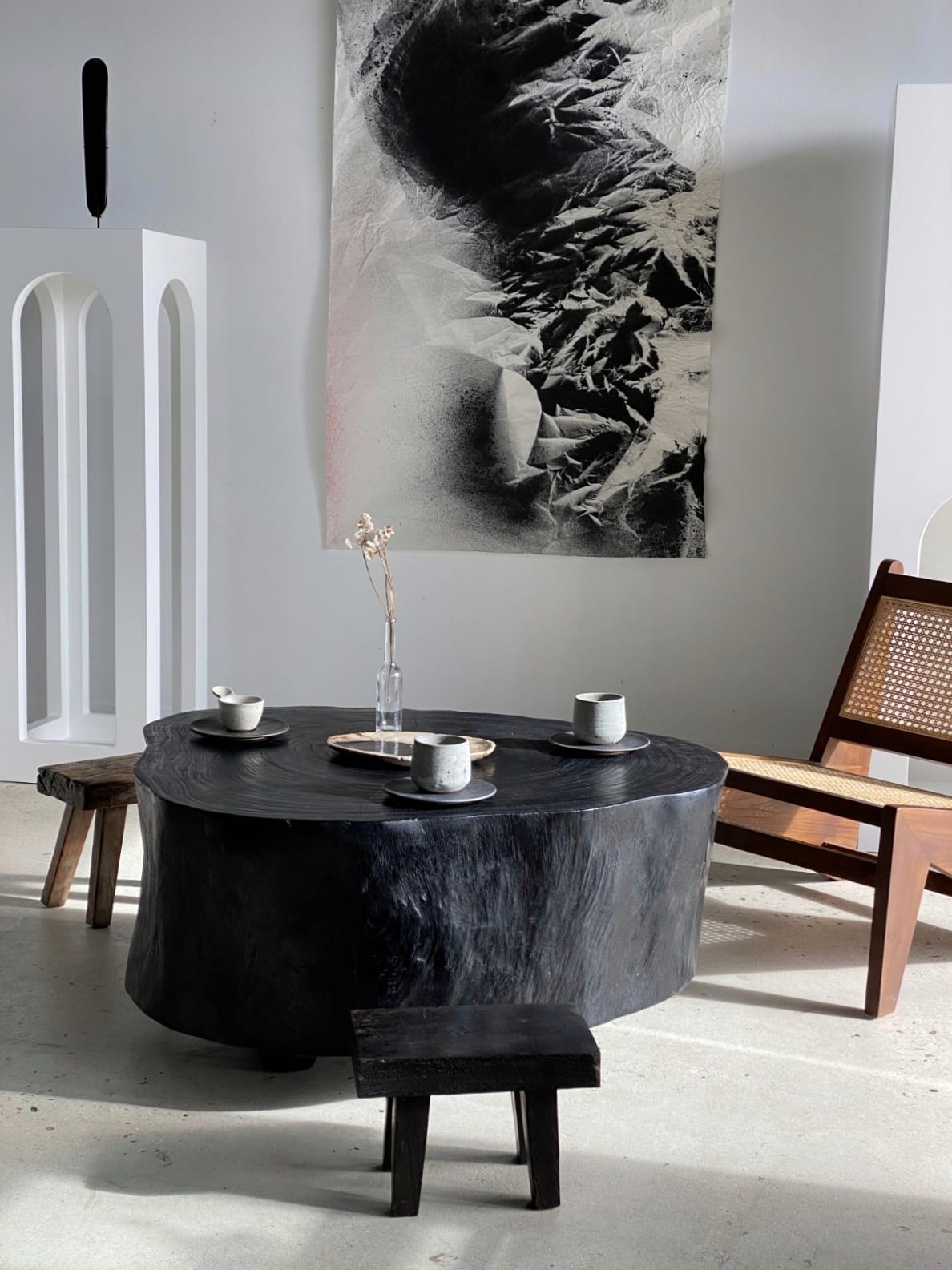 Table basse noire en bois massif