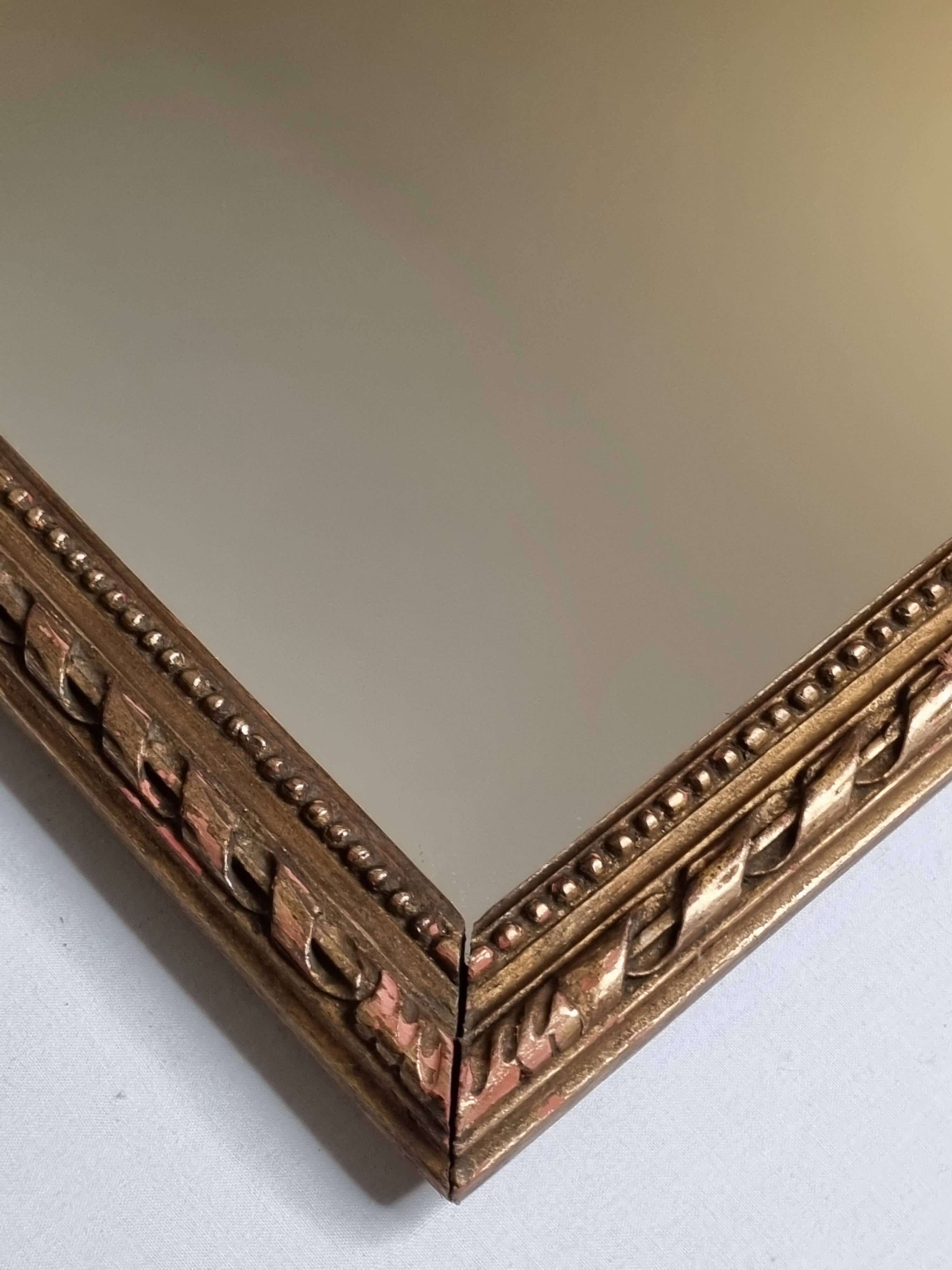 Miroir vintage style Louis XVI doré à fronton nœud rubané 50 x 70 cm