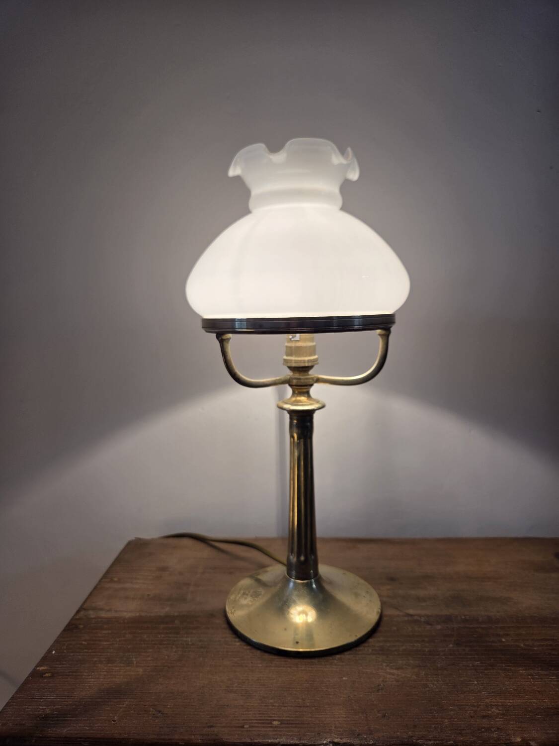 Paire de lampes anciennes en opaline et laiton