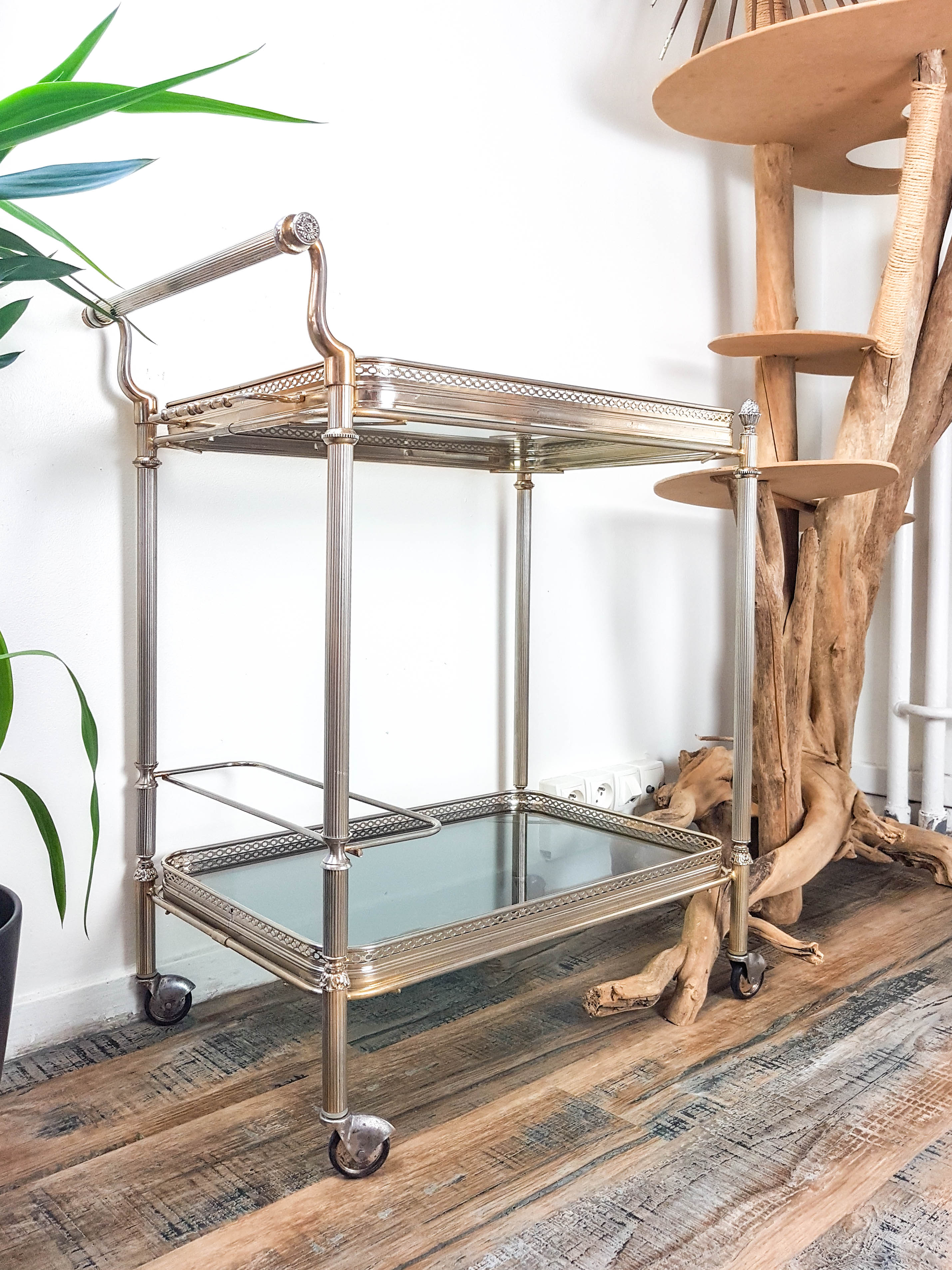 Golden neoclassical dessert