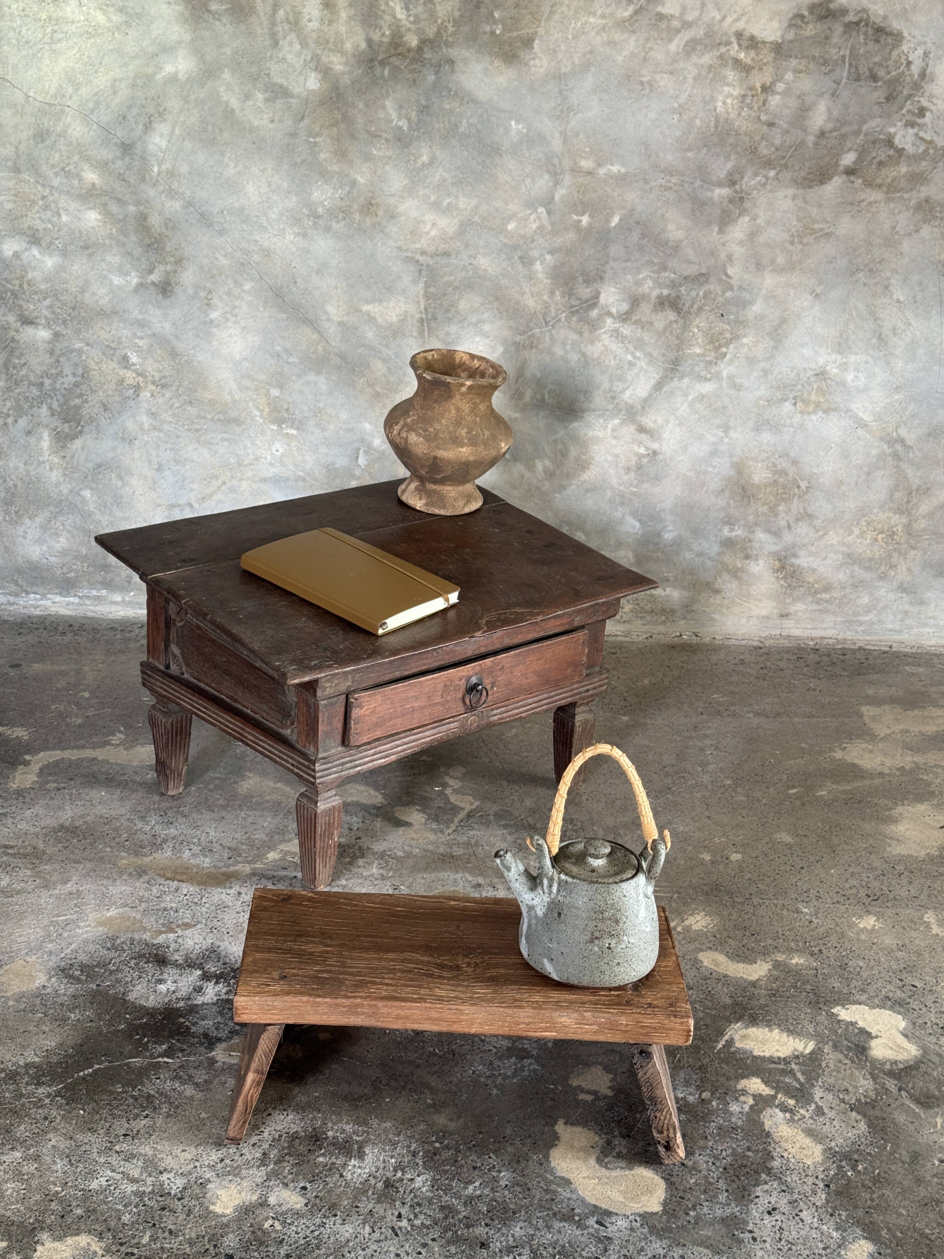 Petit écritoire table basse ancienne indonésienne en teck H33 40,5x55