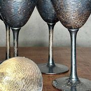 Set de six verres à pied en métal martelé