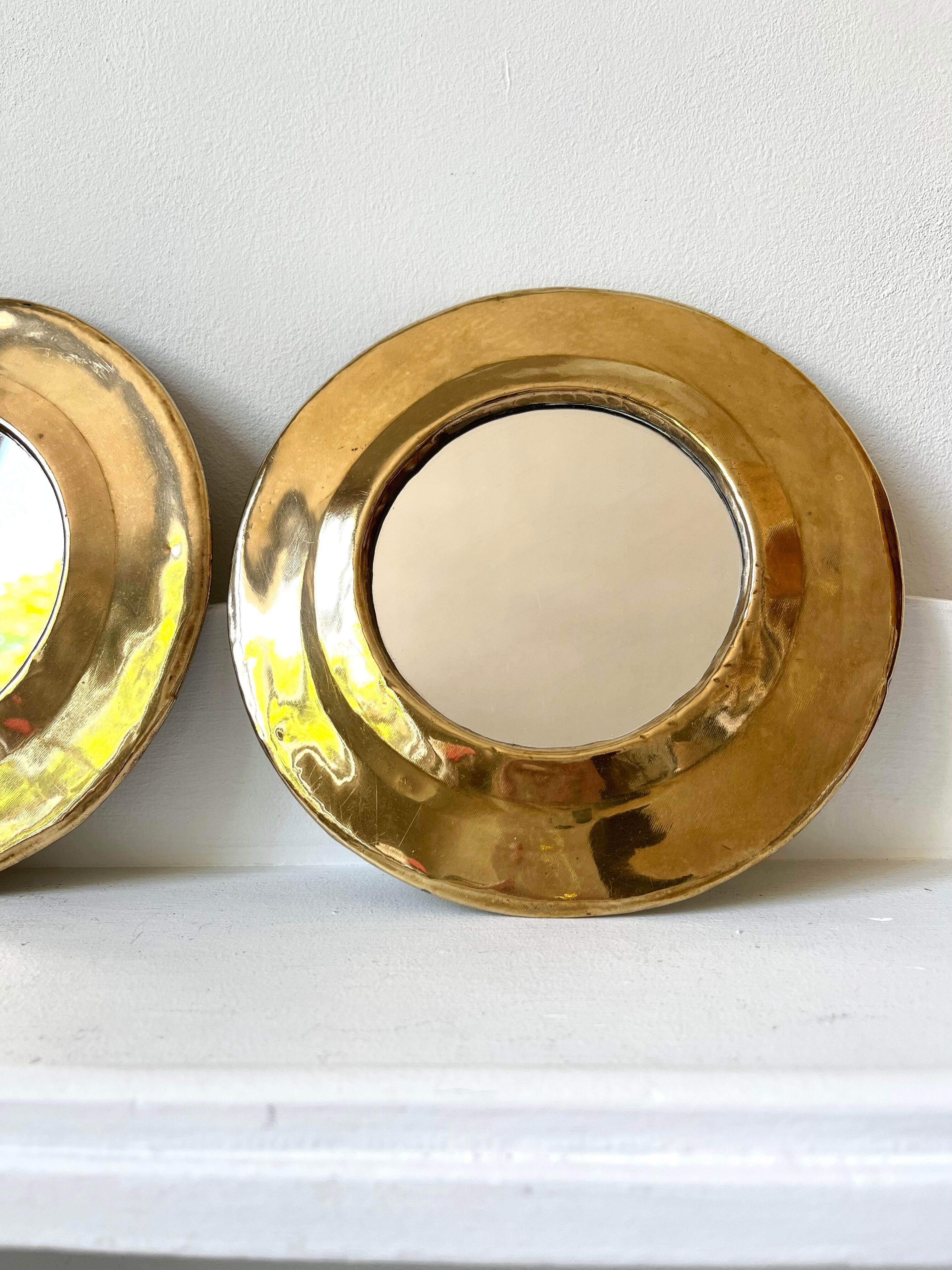 Round mirrors strapping in vintage gilded brass